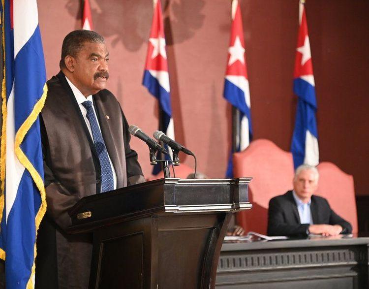 Presidente del Tribunal Supremo Popular de Cuba (TSP), Rubén Remigio, junto al gobernante Miguel Díaz-Canel. (Foto: Estudios Revolución/Archivo)