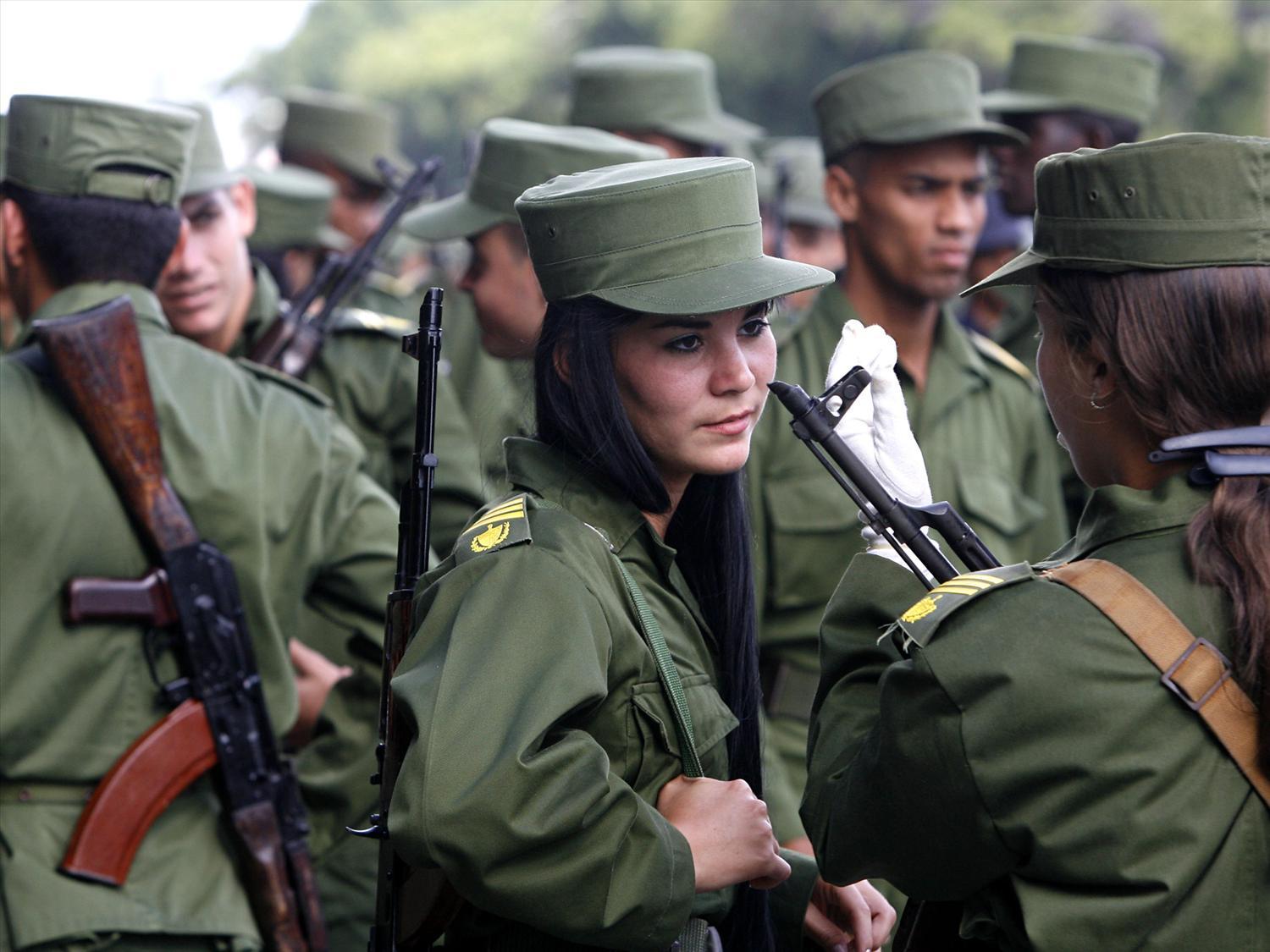 Militar cubana durante un acto (AP/Archivo)